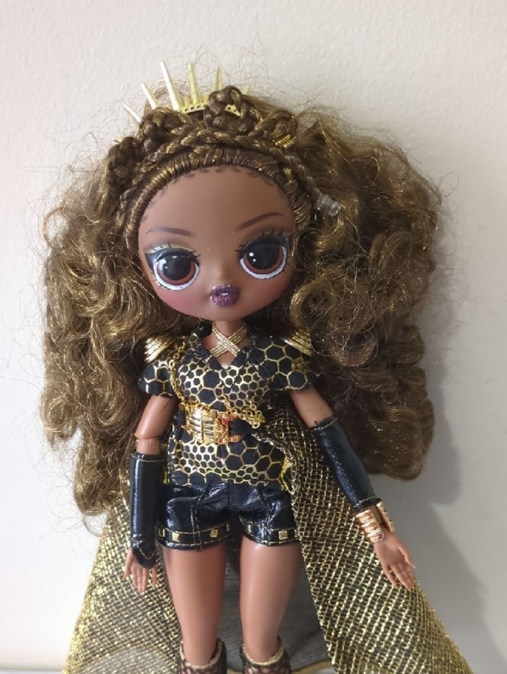 LOL Surprise OMG Fierce Royal Bee Doll 11.5" Gold Outfit & Crown - Picture 3 of 11